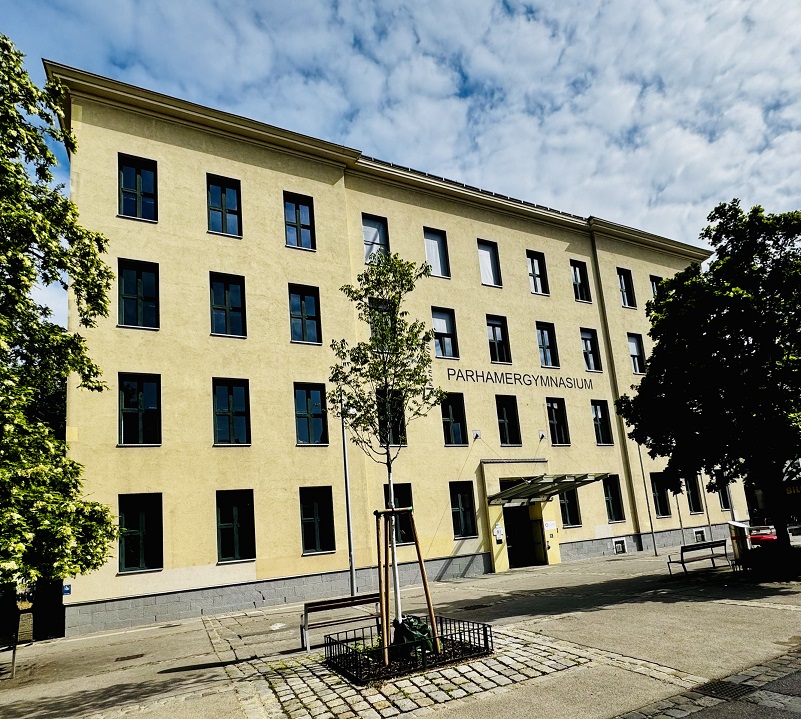 Schulhaus Anfang Mai 2025