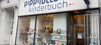 1D gestaltet die Auslage einer Buchhandlung